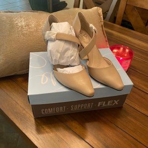 Life Stride Size 9.5  Tan Comfort Heel